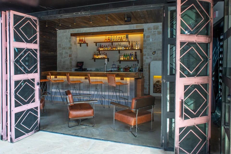 Restaurant/places to eat, Lounge or bar, Lounge or bar, Food and drinks, Drinks