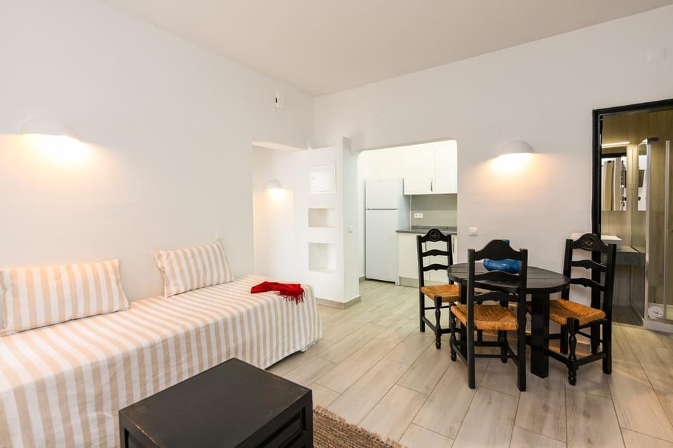 Bed, Kitchen or kitchenette, Living room, Dining area, Bedroom