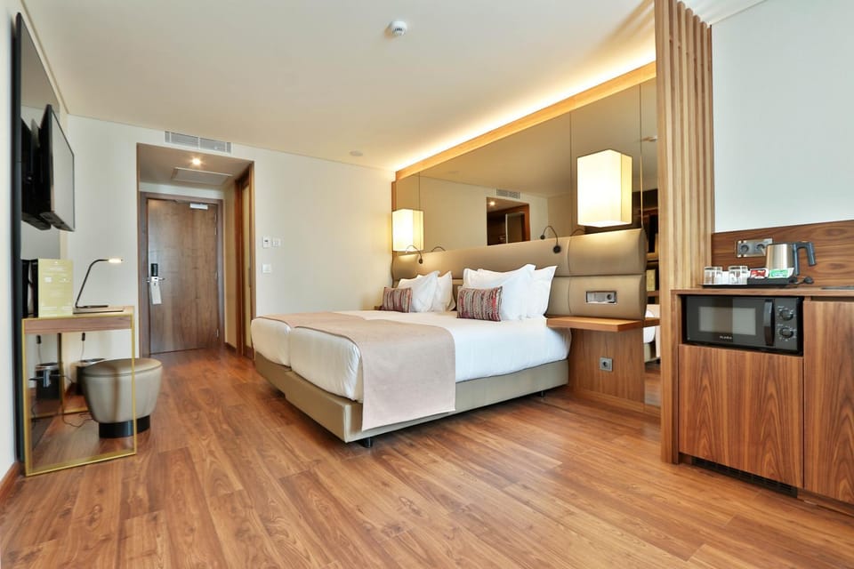 Bed, Photo of the whole room, hair dresser, minibar