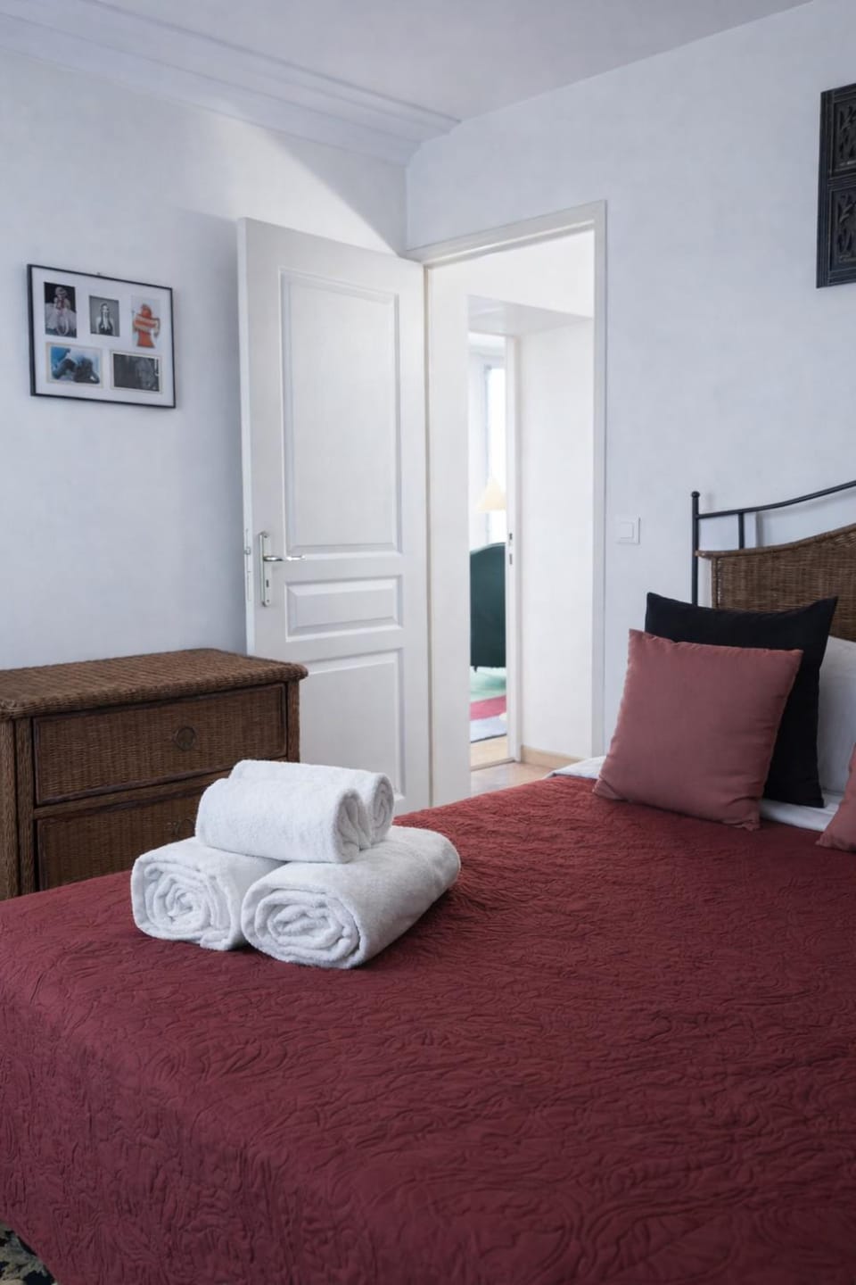 Bed, Bedroom, towels