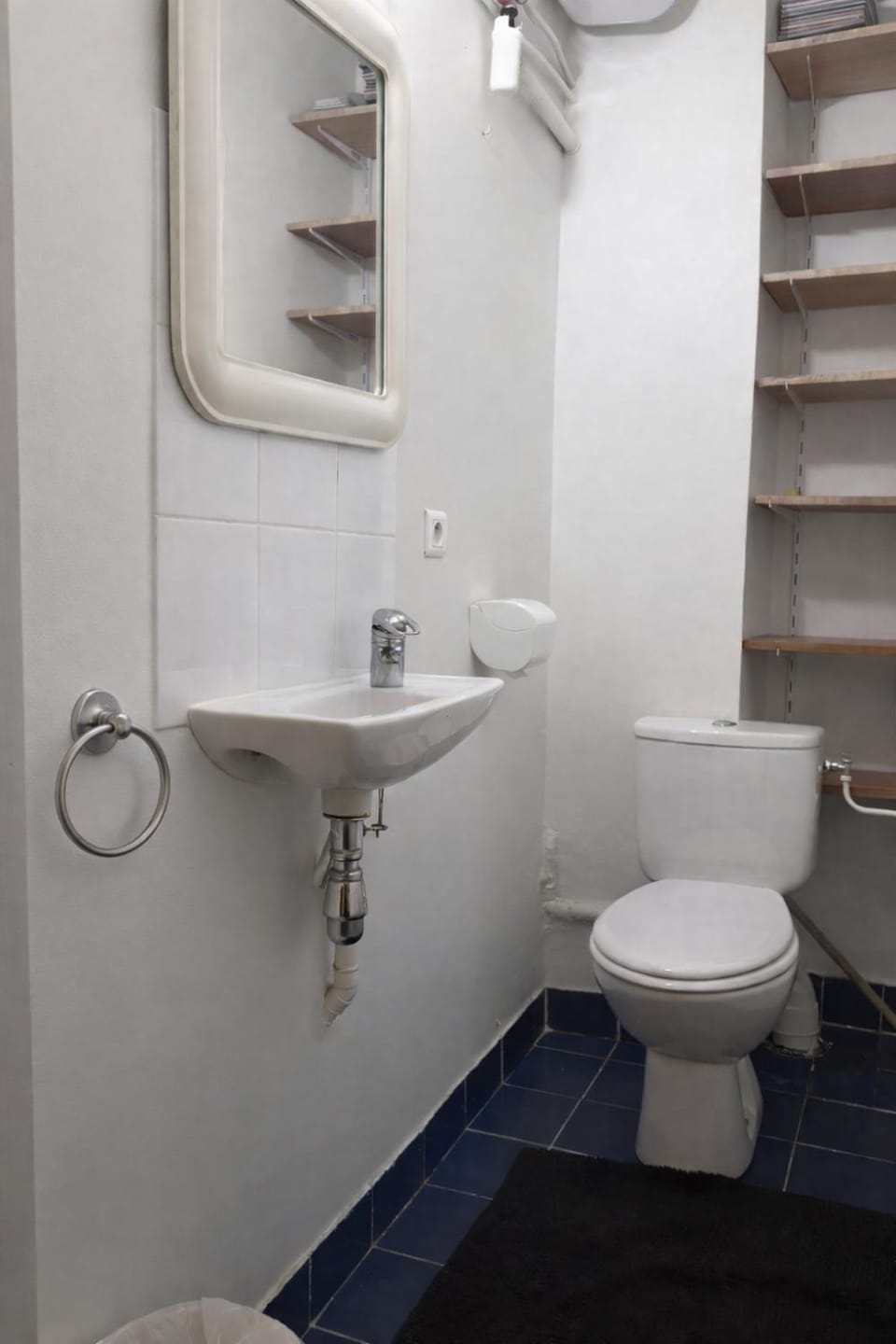 Toilet, bidet, towels