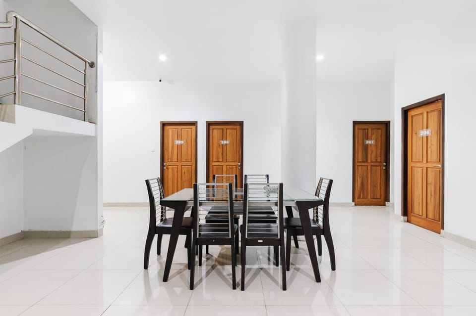 Seating area, Breakfast