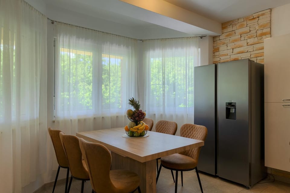 Kitchen or kitchenette, Dining area