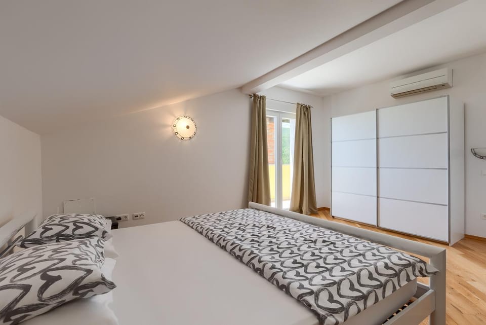 Bedroom, air conditioner