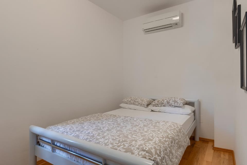 Bed, Photo of the whole room, Bedroom, air conditioner