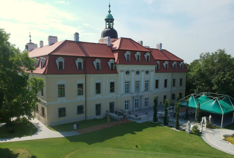 Property building, Nearby landmark, Garden, Golfcourse