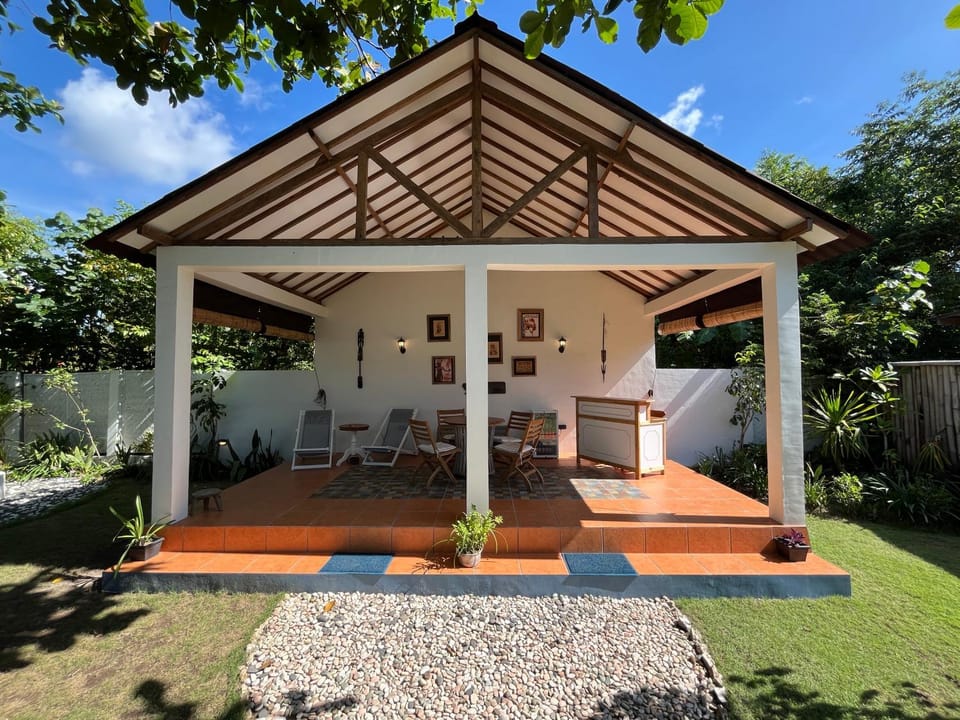 Property building, Communal lounge/ TV room, Garden, Living room, Lounge or bar, Garden view, Alcoholic drinks