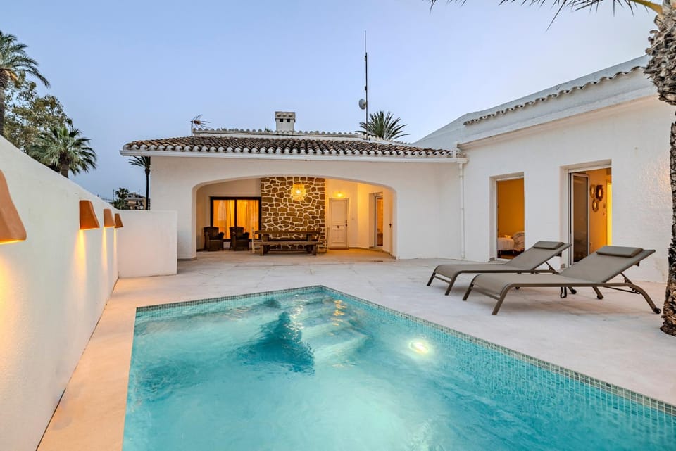 Property building, Day, Natural landscape, Pool view, Swimming pool, sunbed