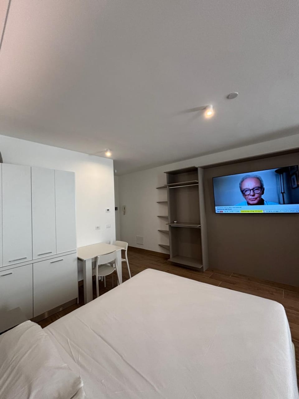 Bed, TV and multimedia, Living room, Photo of the whole room, Bedroom, wardrobe