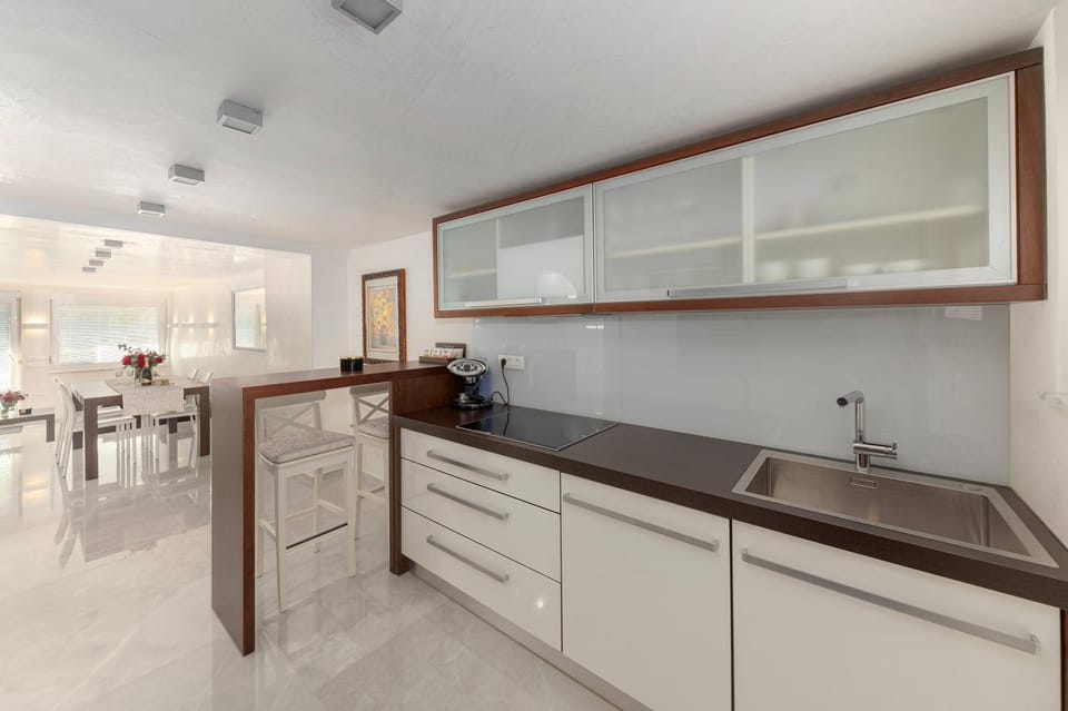 Kitchen or kitchenette, dishwasher, stove