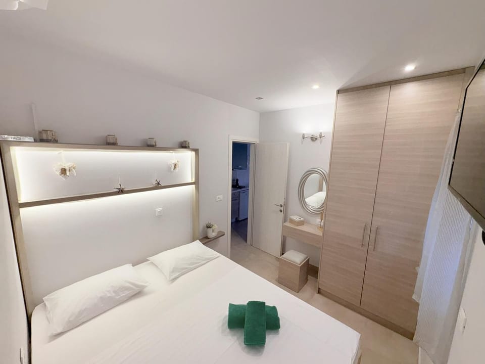 Bed, Bedroom, internet, internet, towels, wardrobe, air conditioner
