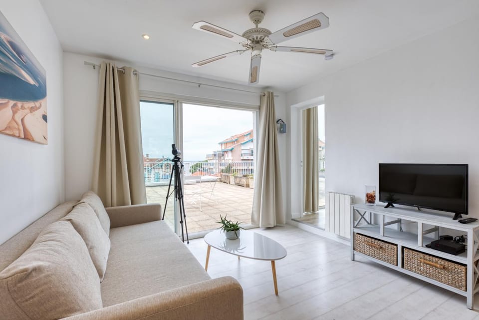 Communal lounge/ TV room, TV and multimedia, Living room