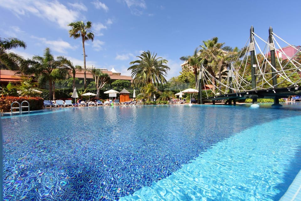 Nearby landmark, Day, Natural landscape, Garden, Garden view, Pool view, Swimming pool, sunbed