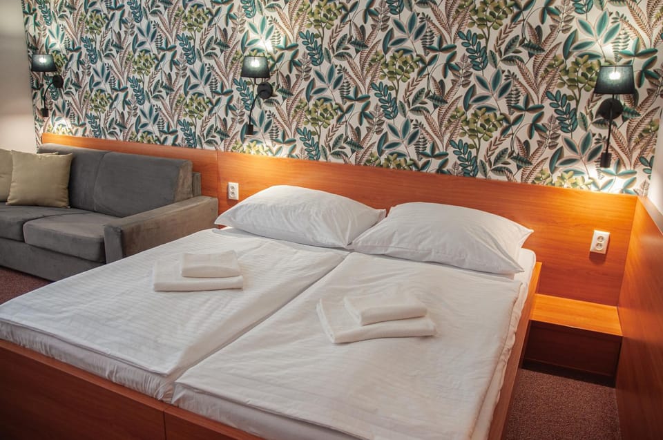 Photo of the whole room, Bedroom, towels