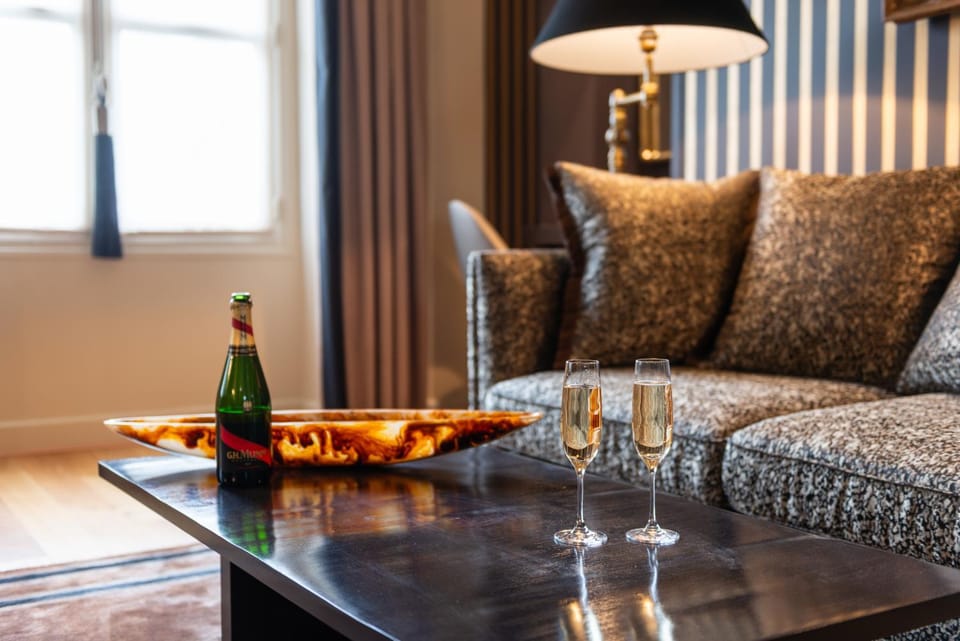 Living room, Food and drinks, Seating area, Drinks