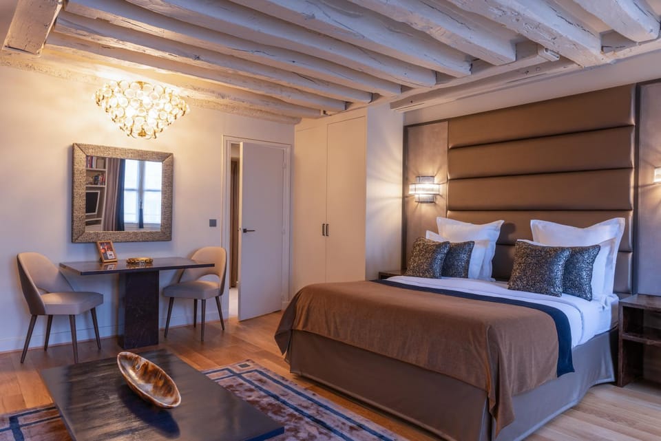 Bed, Living room, Photo of the whole room, Seating area, Bedroom