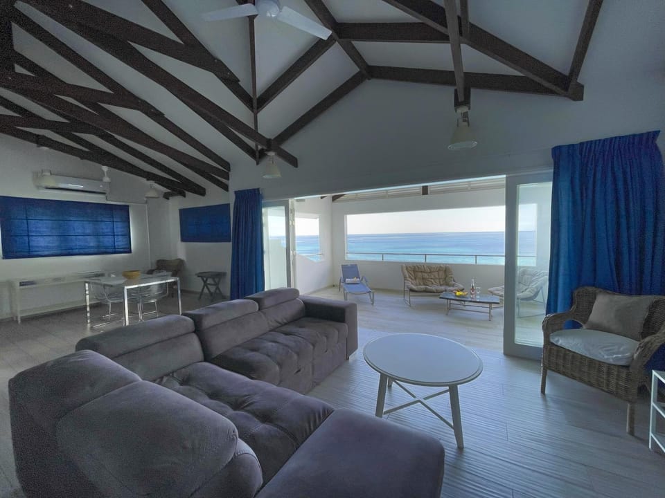 Communal lounge/ TV room, Natural landscape, TV and multimedia, Living room, Seating area, Dining area, Evening entertainment, Sea view