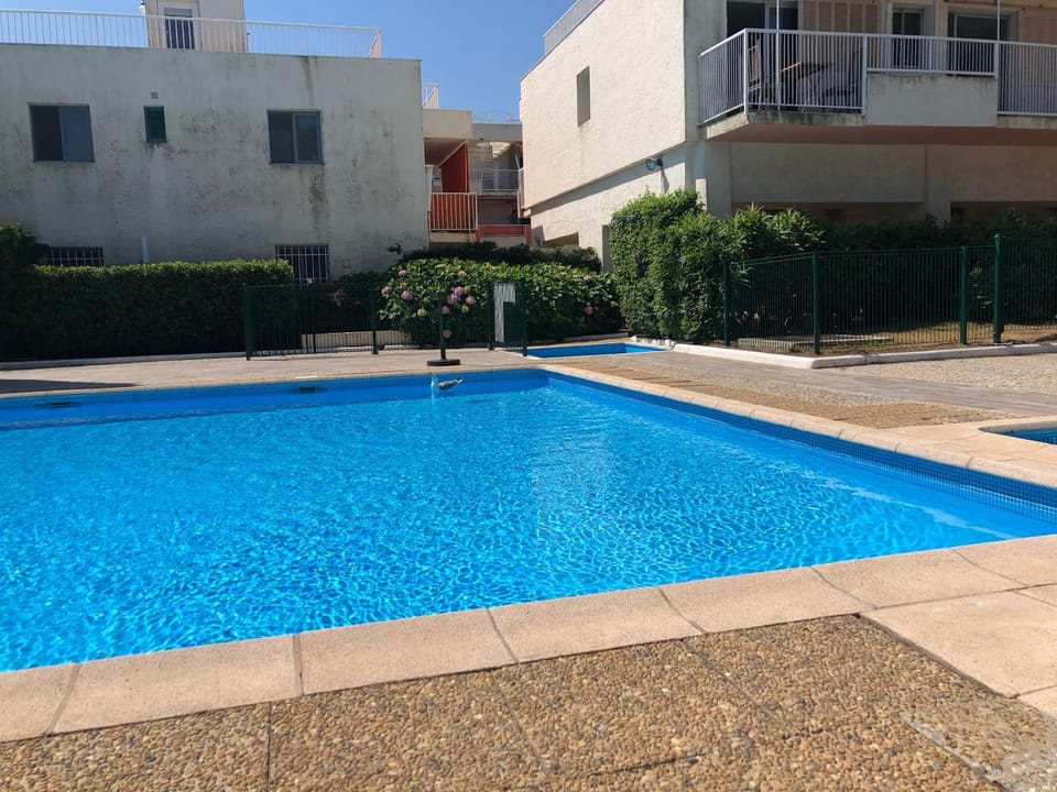 Property building, Spring, Day, On site, Swimming pool, Swimming pool