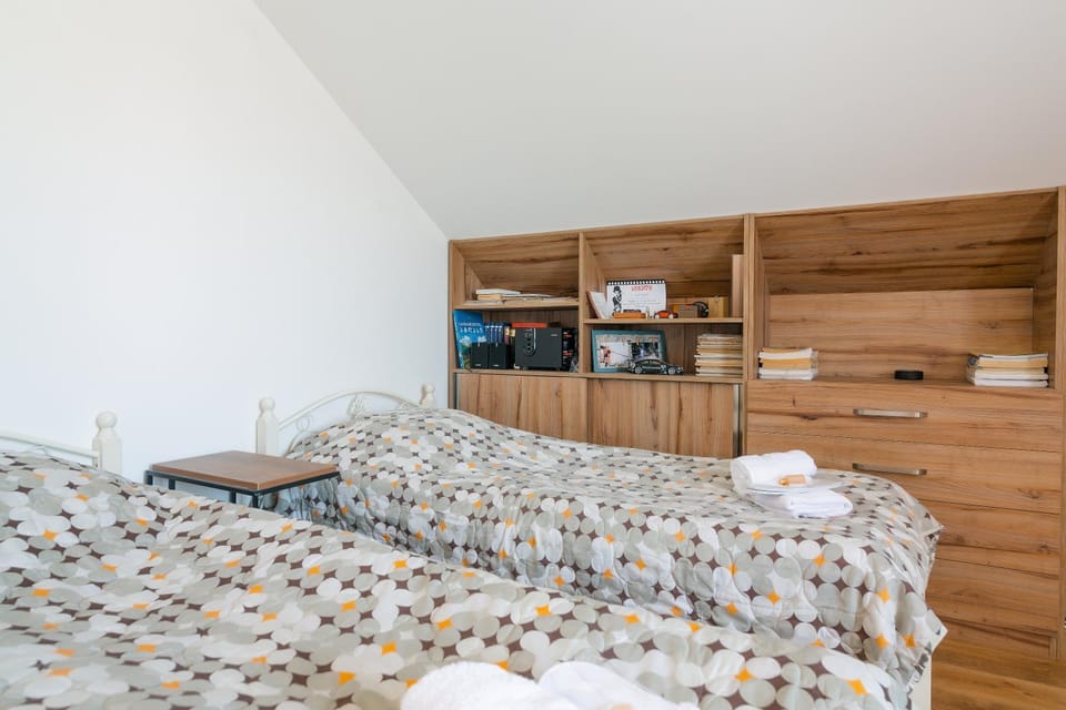 Bed, Bedroom, towels