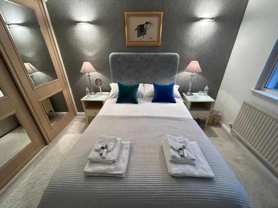 Bed, Photo of the whole room, Bedroom, towels