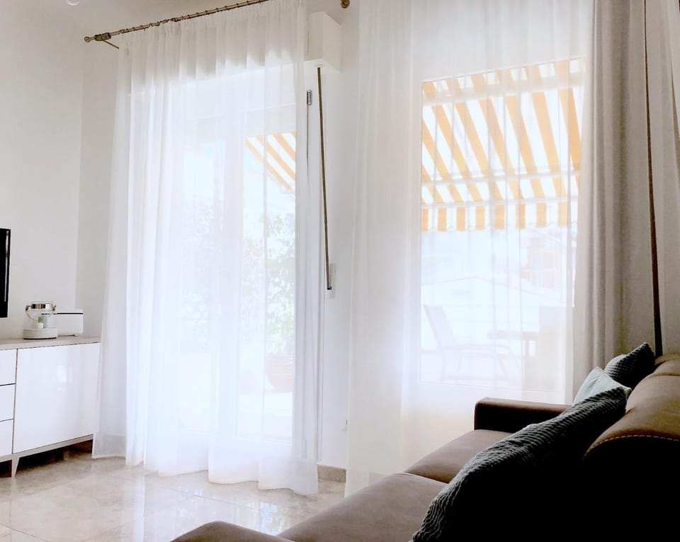 TV and multimedia, Balcony/Terrace, Living room, Photo of the whole room, Seating area, City view, Street view