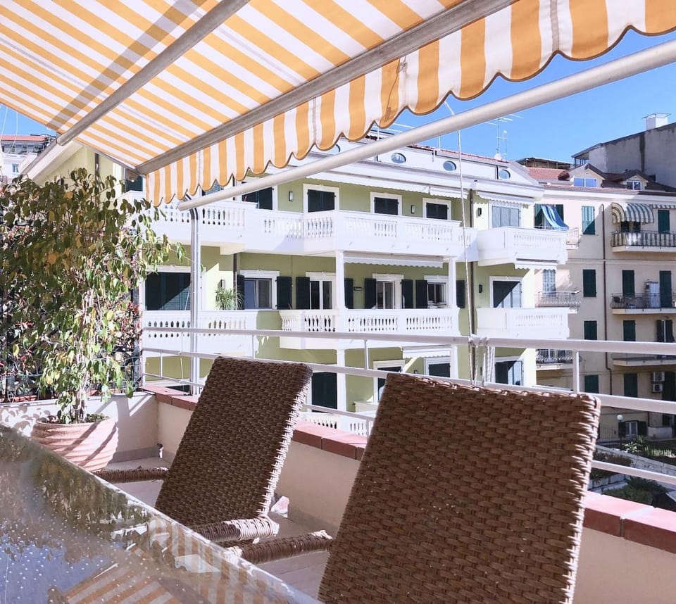 Balcony/Terrace, Decorative detail, Dining area, City view, Street view