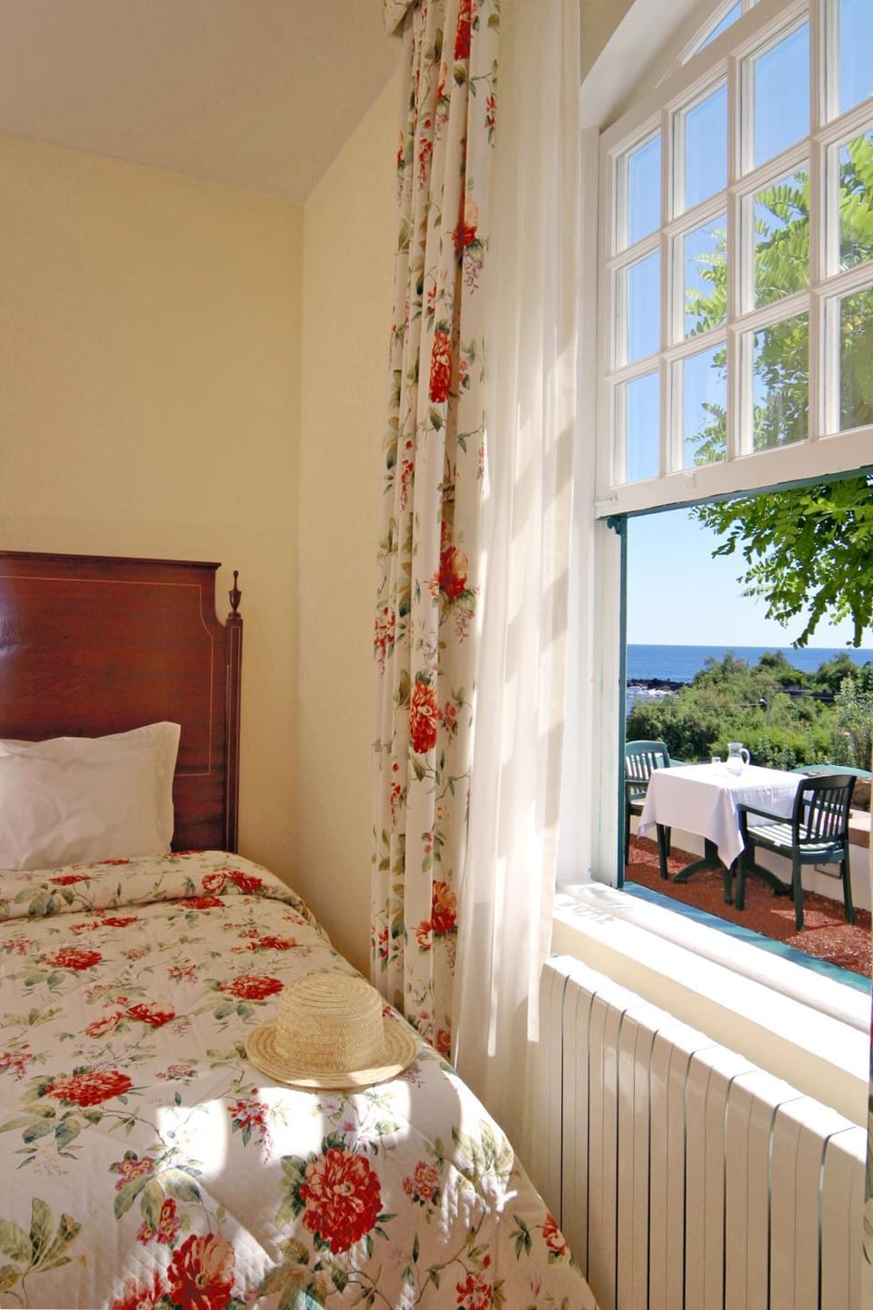 Photo of the whole room, Decorative detail