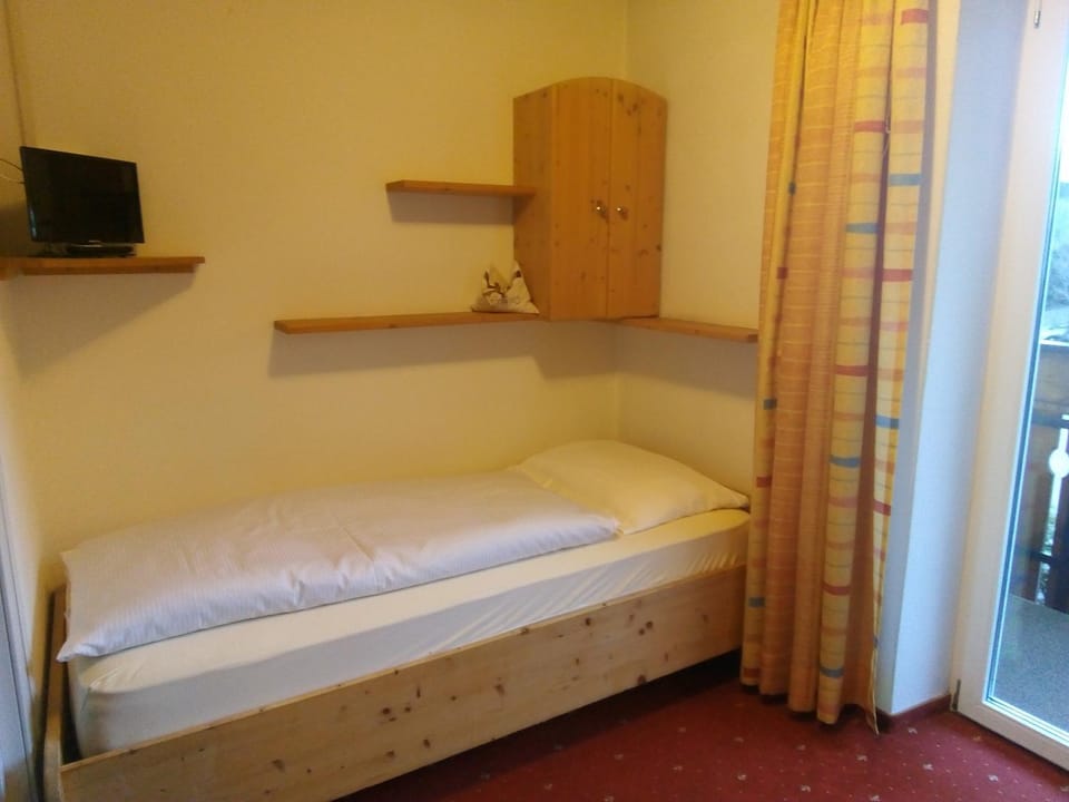 Bed, TV and multimedia, Bedroom