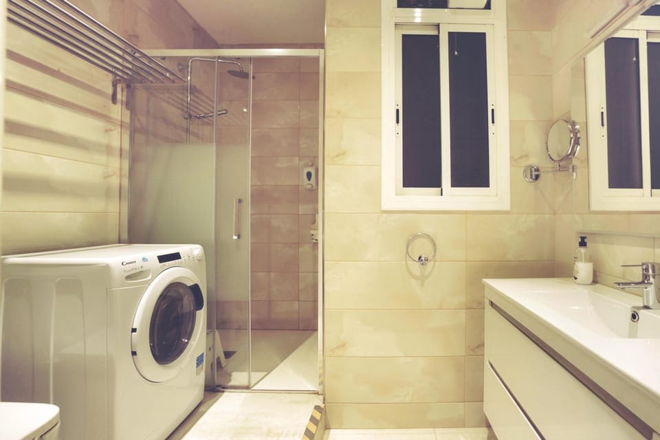 Shower, Toilet, Hot Tub, Bathroom