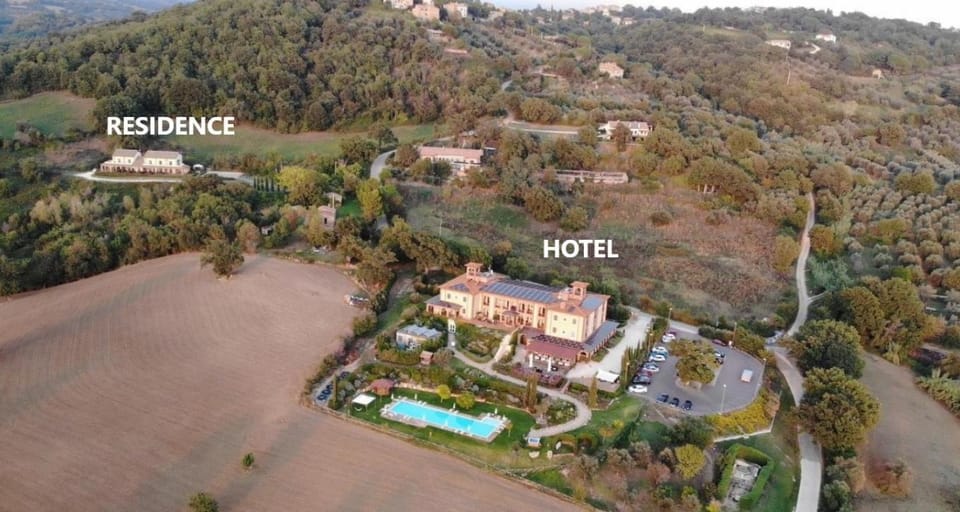 Property building, Day, Neighbourhood, Natural landscape, Bird's eye view, Mountain view, Pool view, Swimming pool
