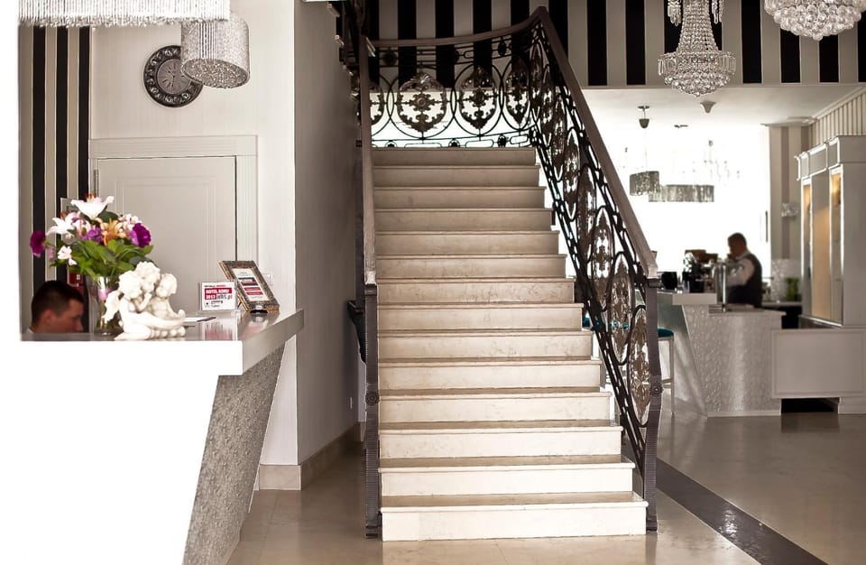 Property building, Restaurant/places to eat, People, Lobby or reception, Breakfast, group of guests