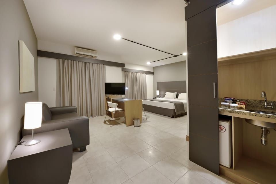 Bed, TV and multimedia, Kitchen or kitchenette, Living room, Photo of the whole room, Seating area, Bedroom, minibar, air conditioner