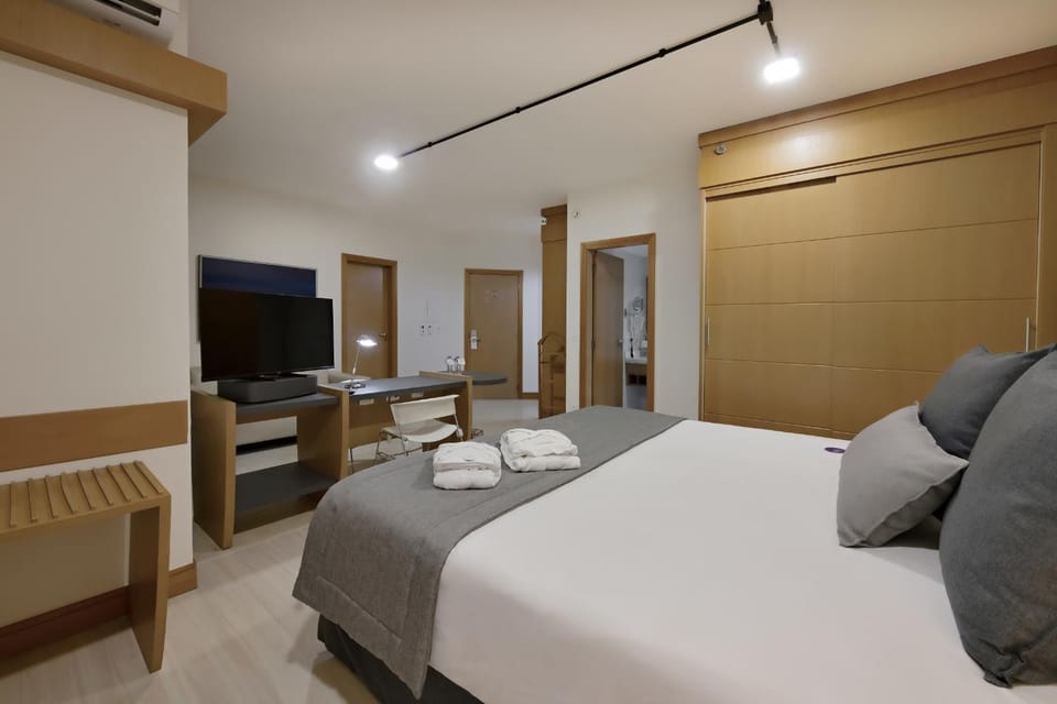 Bed, TV and multimedia, Photo of the whole room, Bedroom, towels, wardrobe, air conditioner