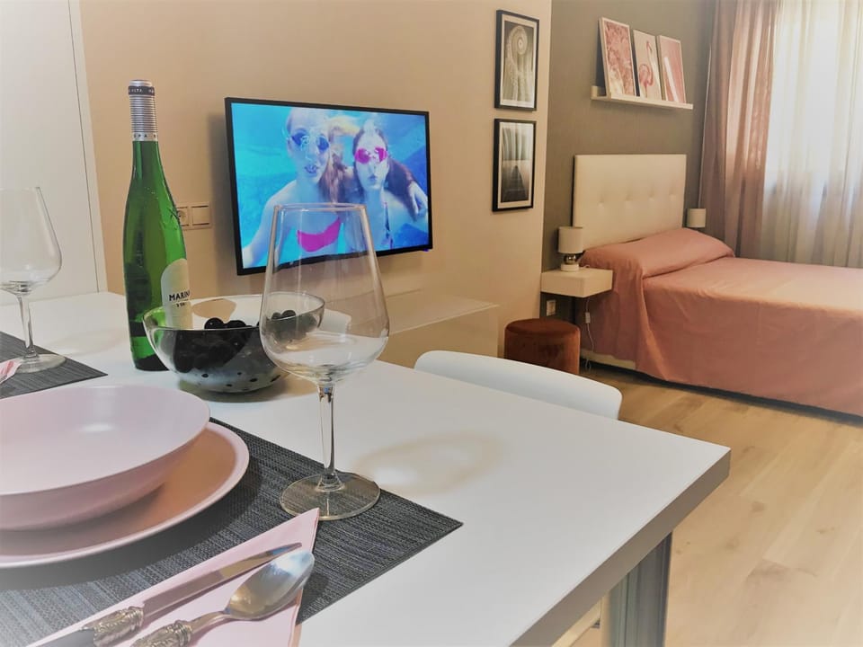 Photo of the whole room, Food, Drinks