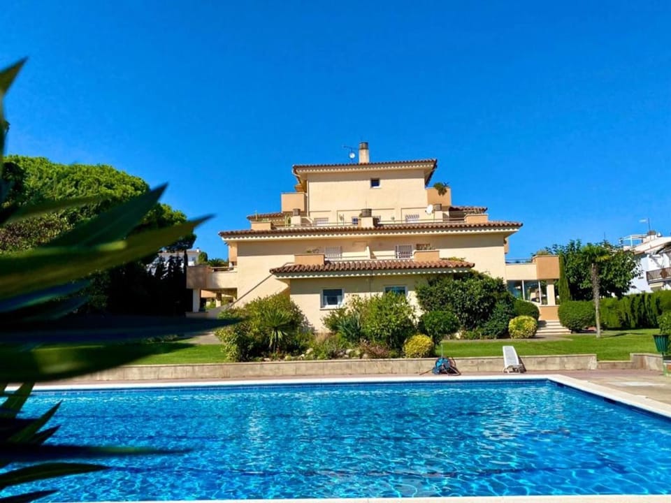 Property building, Spring, Off site, Day, Summer, Garden, View (from property/room), Beach, Garden view, Pool view, Swimming pool, locker, locker