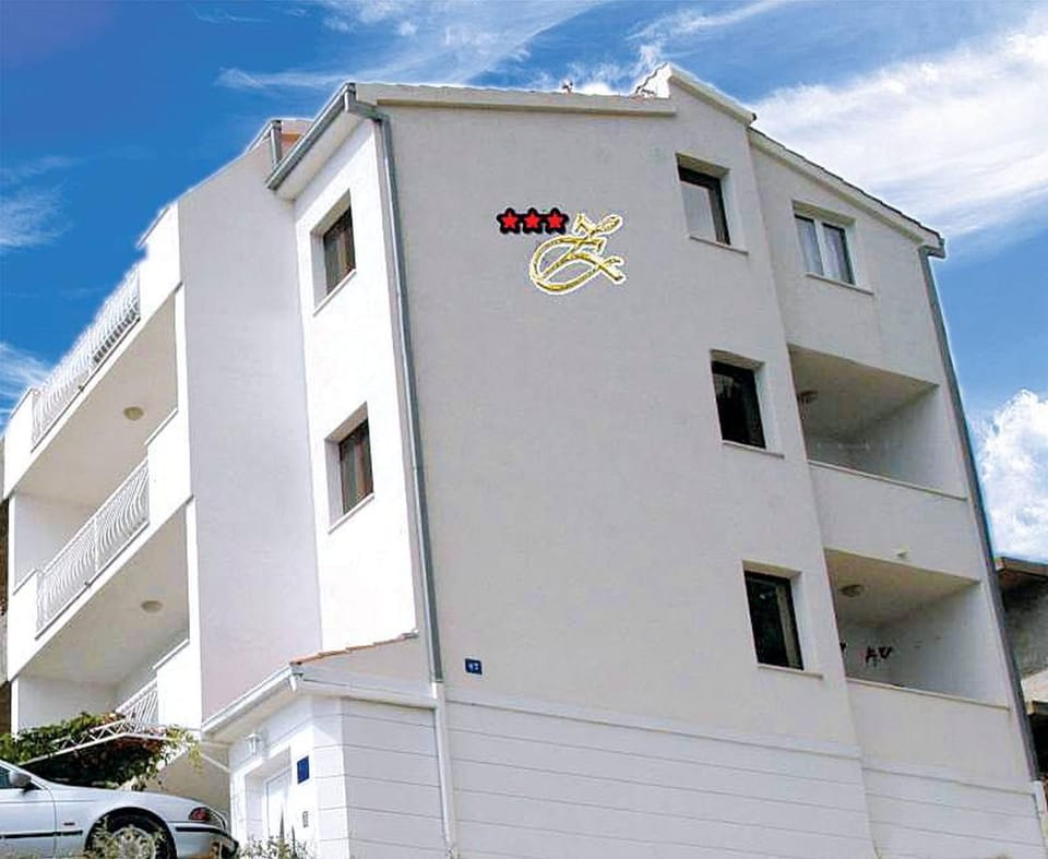 Property building, Facade/entrance, Day, On site