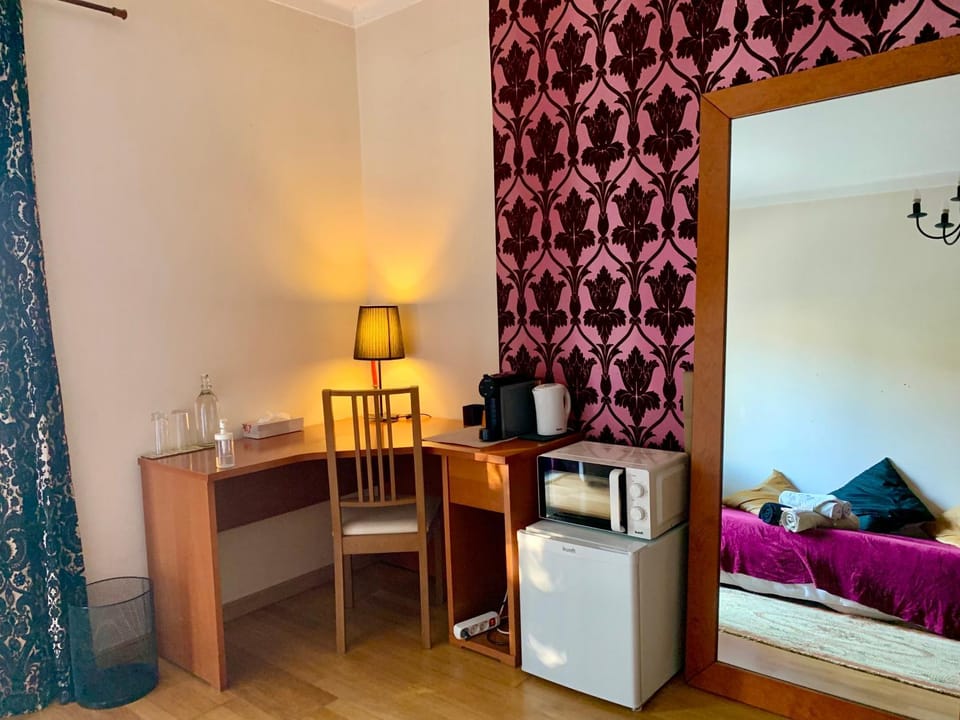 Bed, Coffee/tea facilities, Dining area, minibar, oven