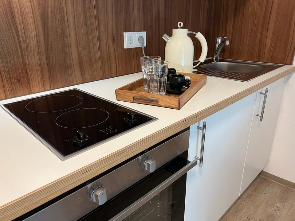 Coffee/tea facilities, Kitchen or kitchenette, minibar, stove