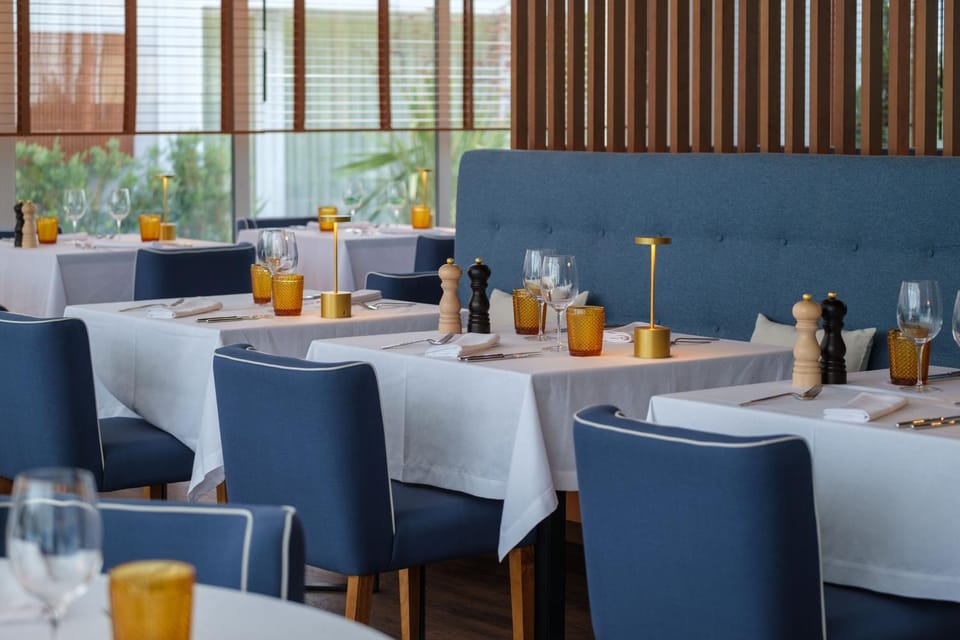 Restaurant/places to eat, Pool view, Lunch, Dinner, Drinks, Alcoholic drinks, Non alcoholic drinks