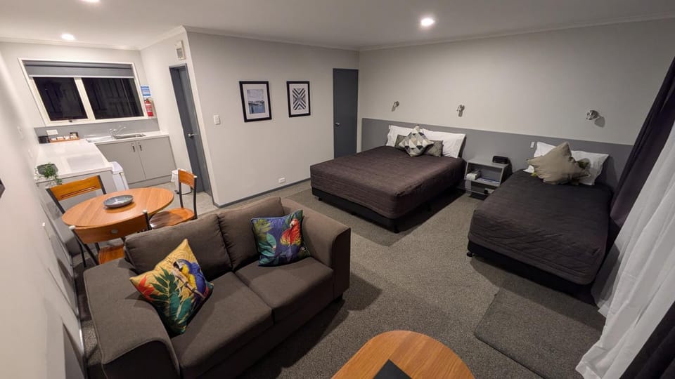 Bed, Kitchen or kitchenette, Living room
