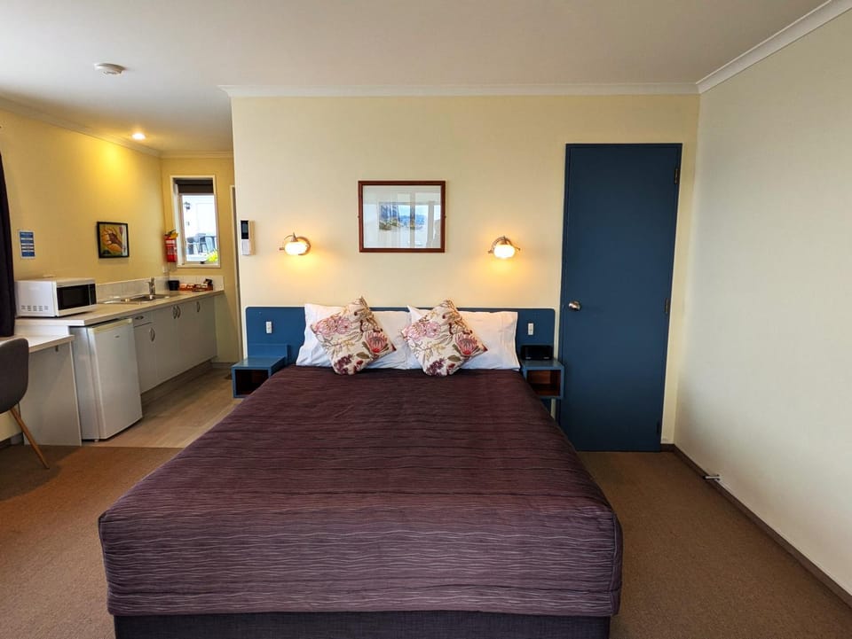 Bed, Kitchen or kitchenette