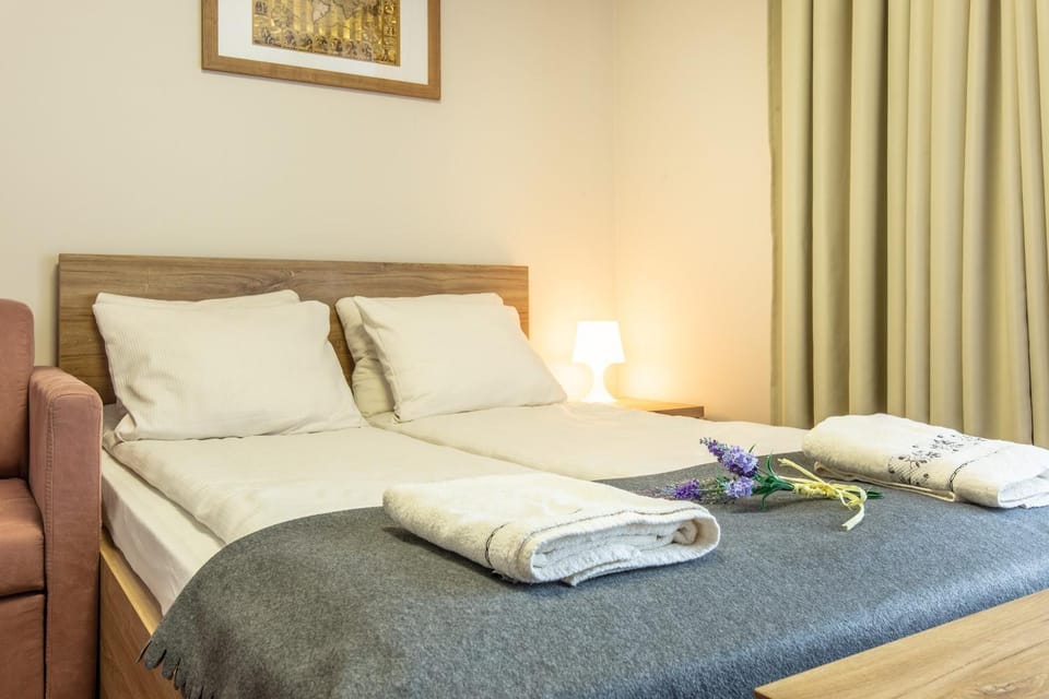 Bed, Other, Other, Other, Photo of the whole room, Decorative detail, Decorative detail, Seating area, Bedroom, towels, towels