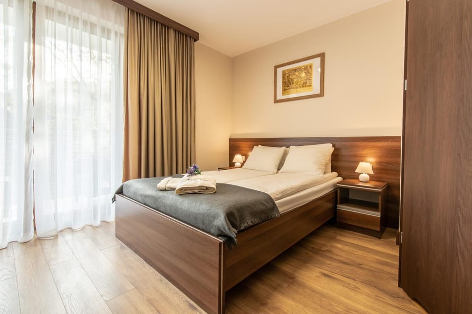 Bed, Other, Other, Other, Photo of the whole room, Decorative detail, Decorative detail, Seating area, Bedroom, towels, towels
