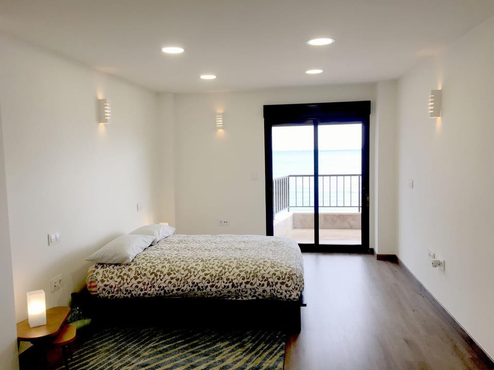Photo of the whole room, Sea view
