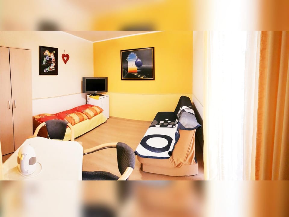 Bed, TV and multimedia, Photo of the whole room, furniture, wardrobe