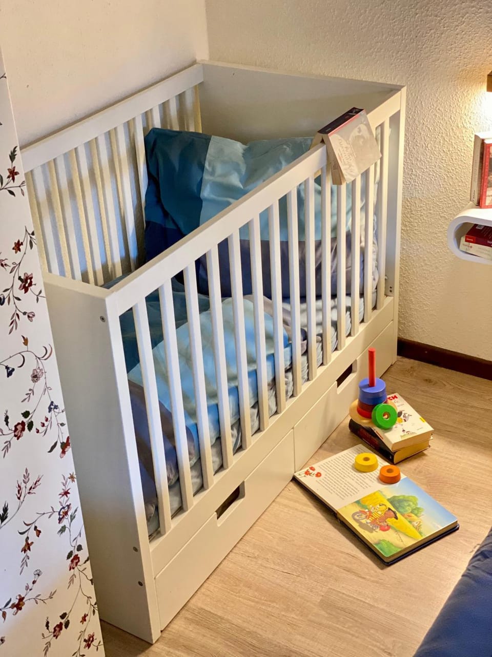Photo of the whole room, Bedroom, cot
