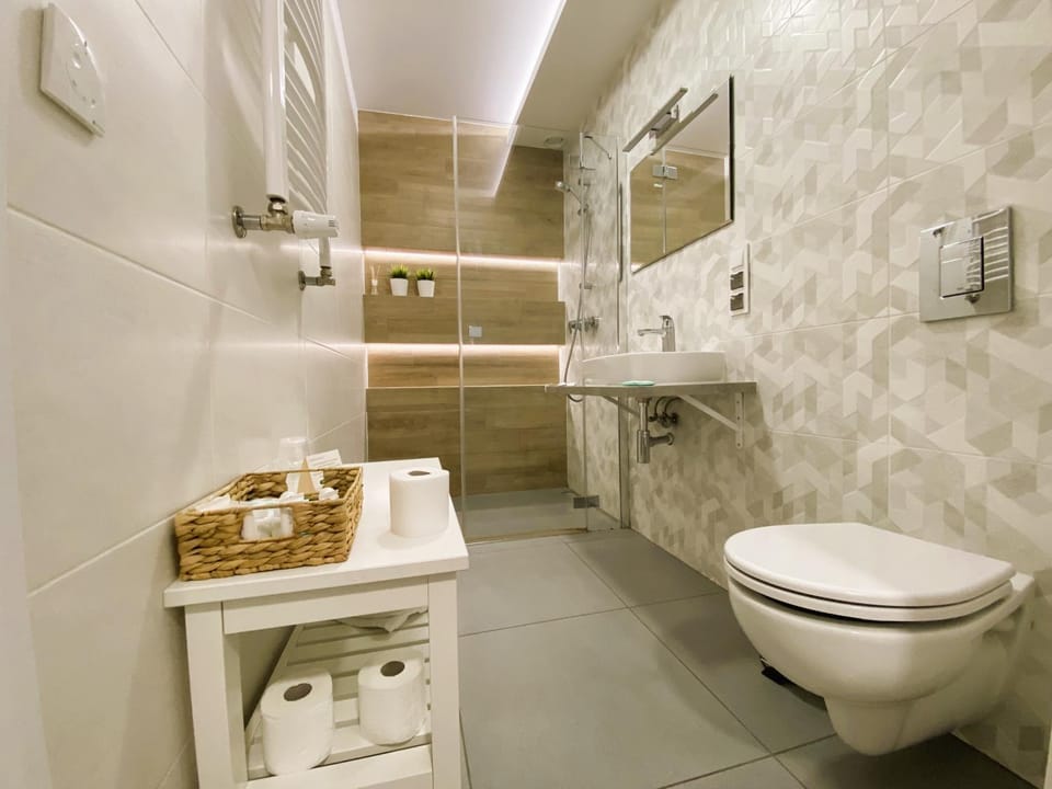 Shower, Toilet, Bathroom, towels