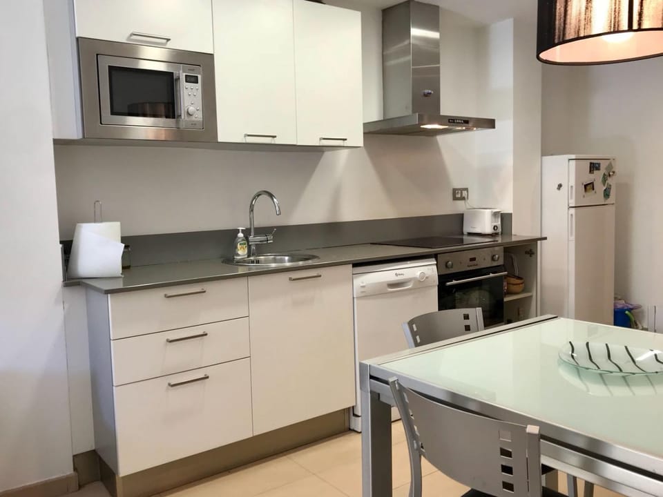Kitchen or kitchenette, Dining area