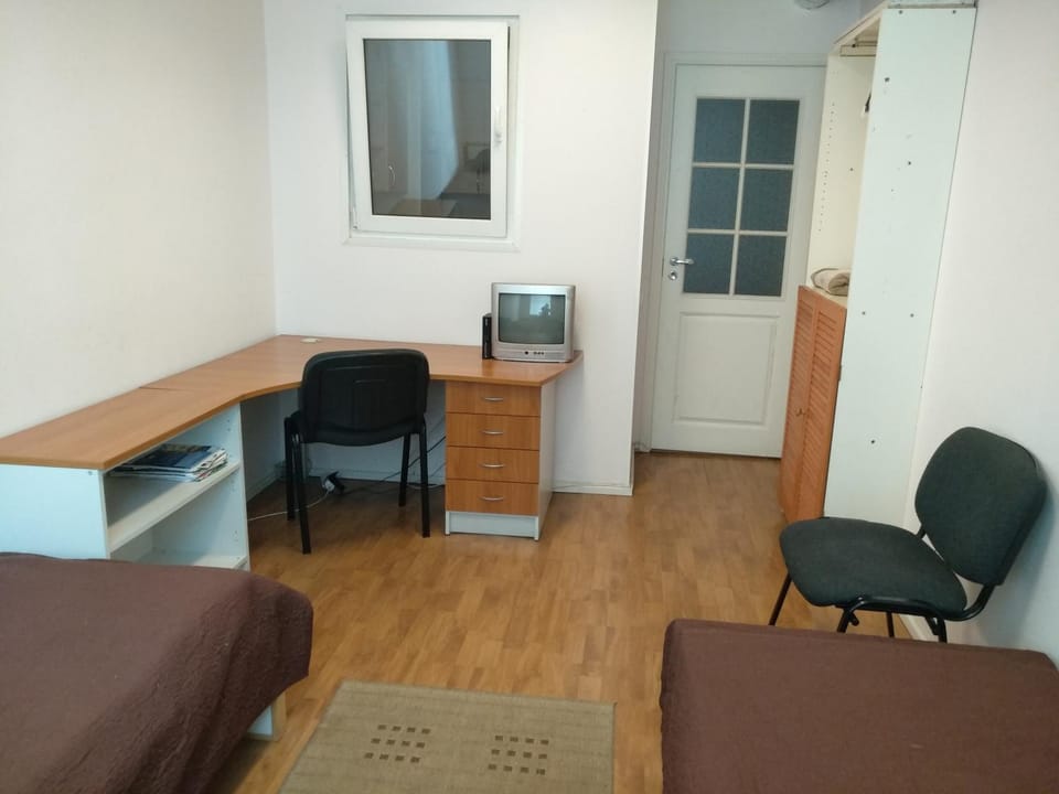 Bed, TV and multimedia, Photo of the whole room, Seating area, Bedroom