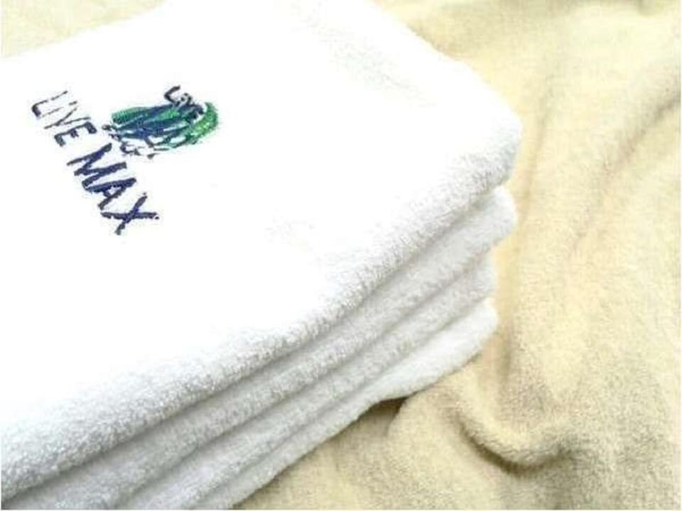 Photo of the whole room, towels